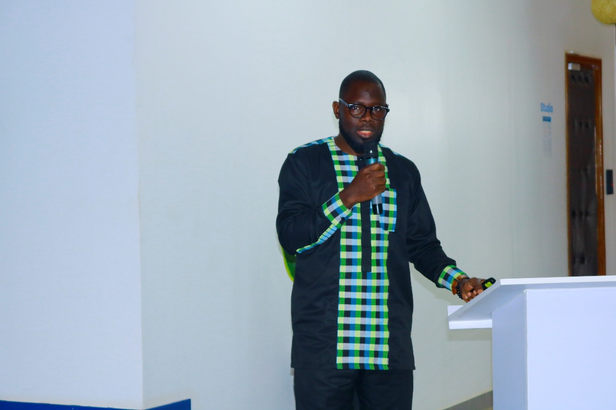 Mr. Lasseni Coulibaly presenting his research findings in the smart transport sector
