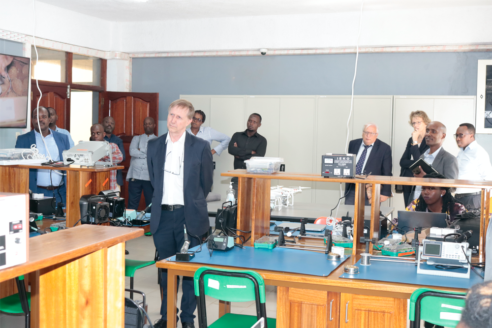 The delegation heard and saw different equipments available in the lab
