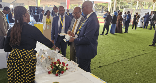 Prof. Marie Goretti showcasing her innovation to the  UR VC, Rwandan  ambassador to Uganda, and Minister of Education